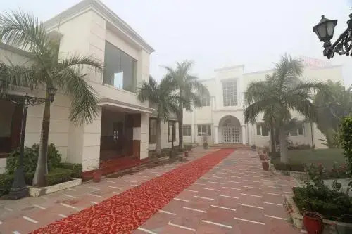 Royal Castle Resort by OYO Rooms