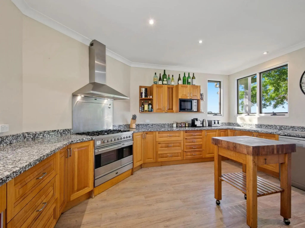 Brokenback Vineyard Luxe Homestead at Oakvale Wines