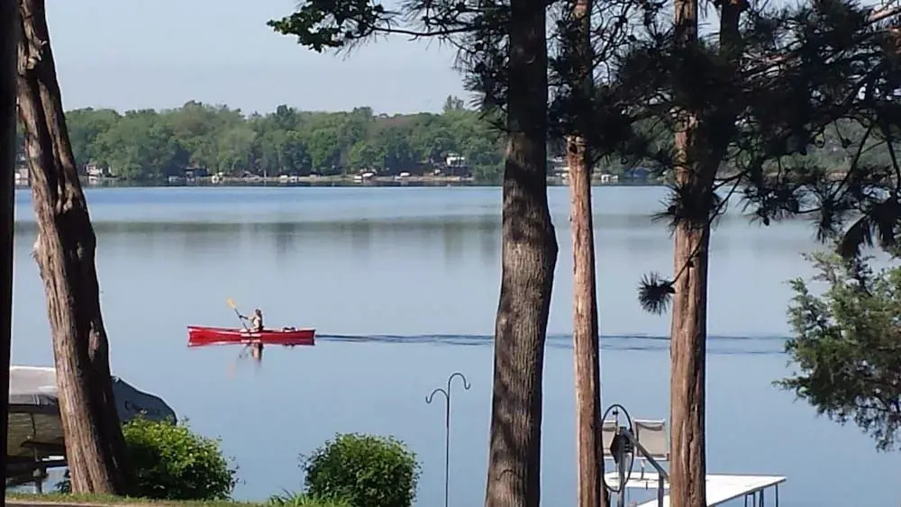 Lake Ripley Lodge w Lake Front Rooms, Grand Porch, Kayaks & Paddleboard