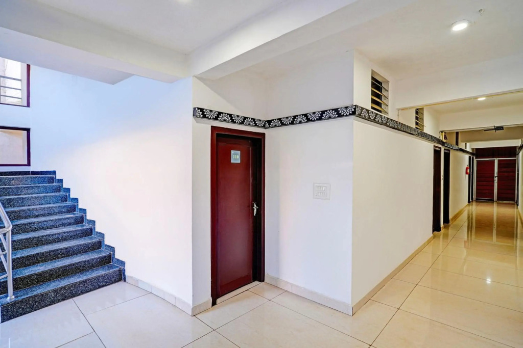 OYO 13581 Hotel Raj