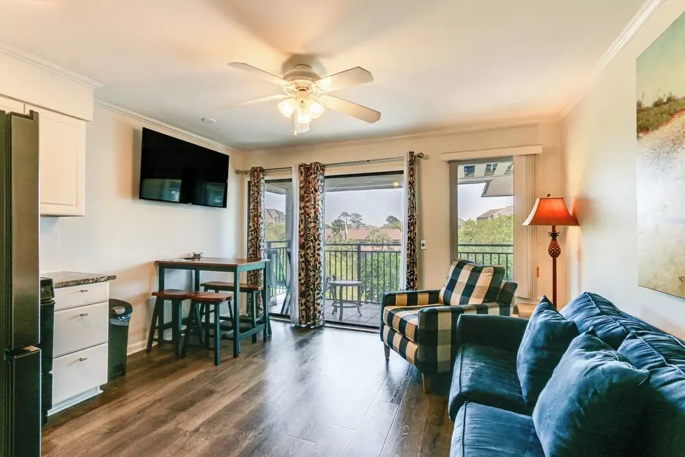 Walk to Coligny Beach! Resort Life in Hilton Head