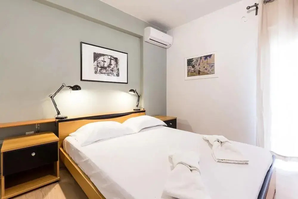 Downtown urban apartment for 4 people in Plaka