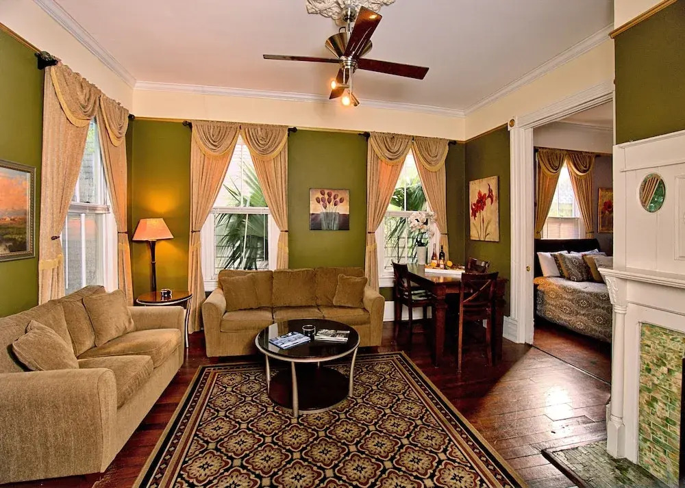 3 bedroom Victorian Stunner on Forsyth Park
