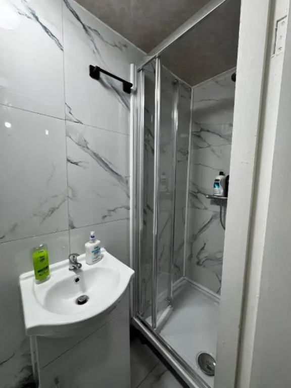 OYO Unique Guestroom - Farnworth, Easy Access to Bolton