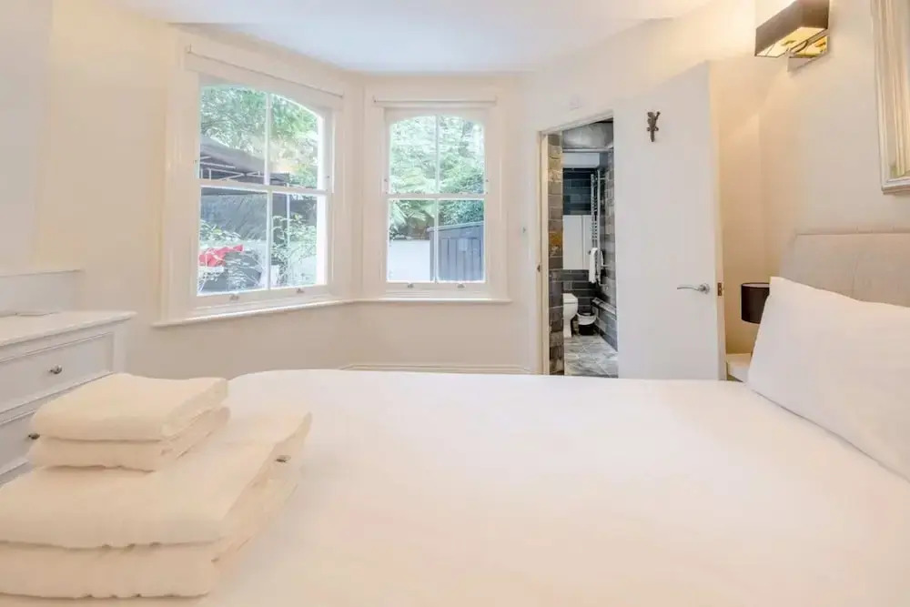 Gorgeous 2BD Flat With Patio - South Kensington!