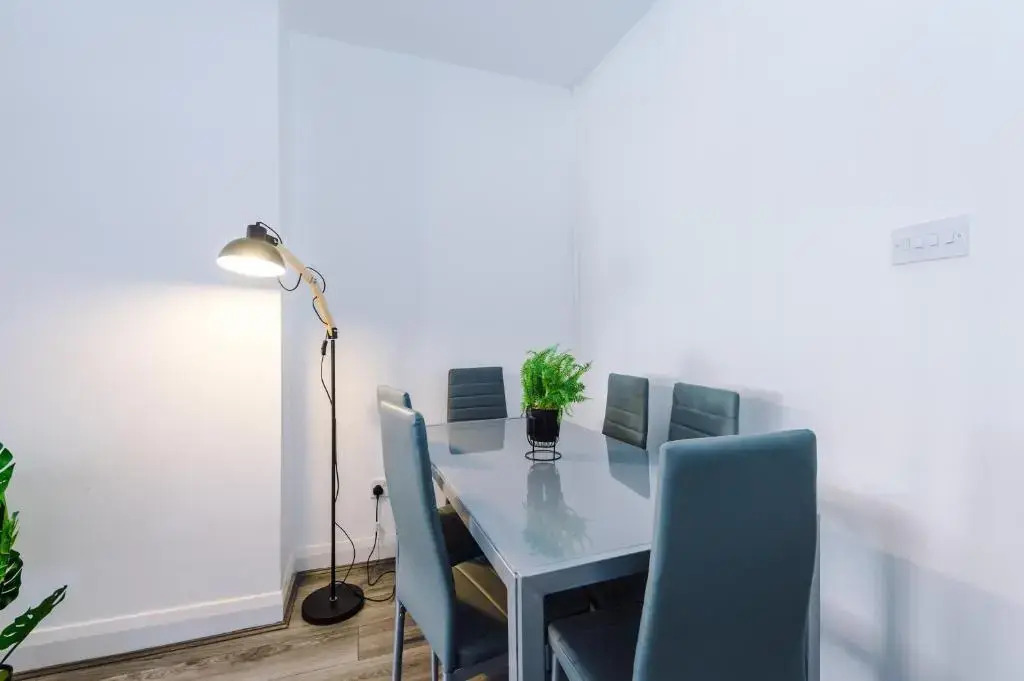 Stylish 2 Bedroom House, Entire Home, Free Parking, Wifi & Netflix