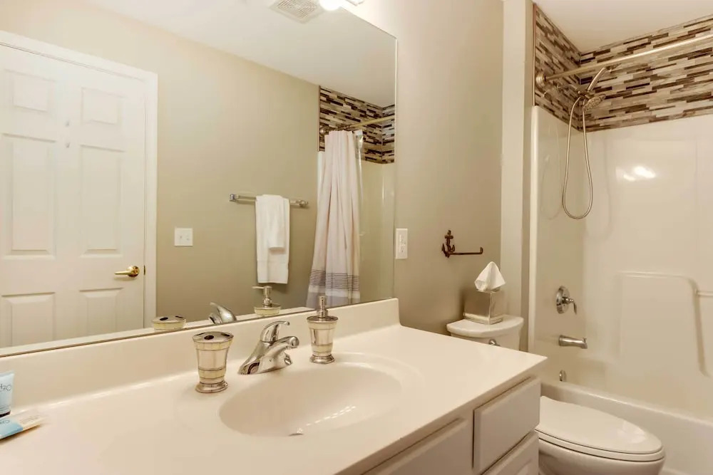 Lakefront Ozark Condo w/ Spacious Balcony!