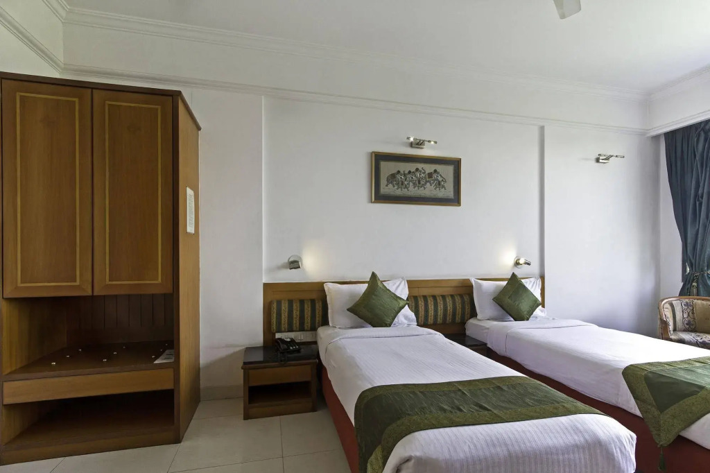 FabHotel Golden Emerald