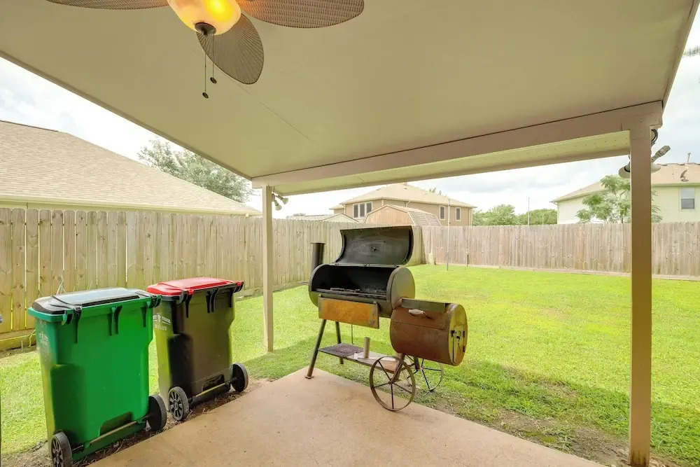 7 Mi to Downtown Baytown: Spacious Home w/ Yard