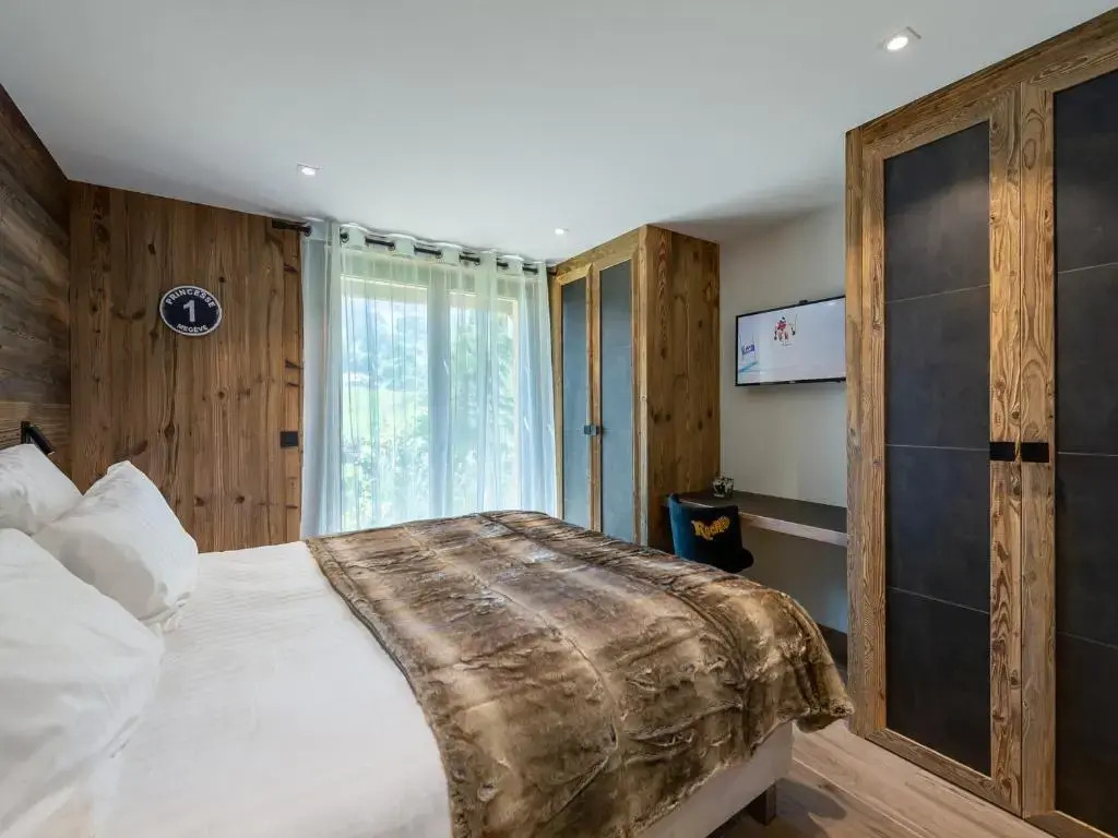 Chalet Luxe 12 Pers. Face aux Pistes avec Skiroom, Garage, Salle de Sport et Services Inclus - FR-1-569-19