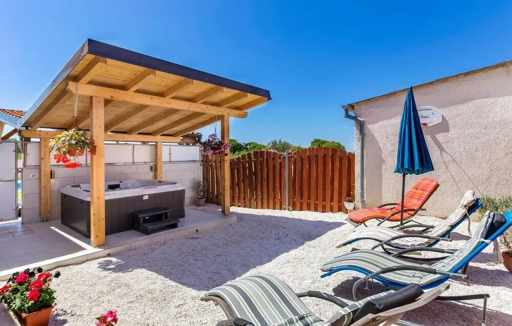Awesome Home in Vodnjan with Hot Tub, WiFi & 2 Bedrooms