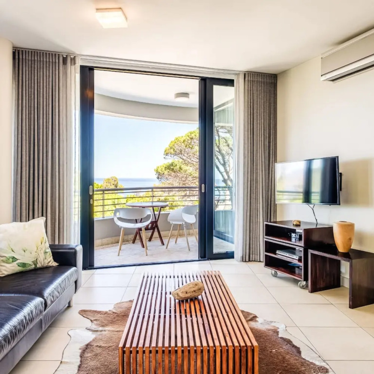 Delightful Rental w Sea Views Vadi Apartment