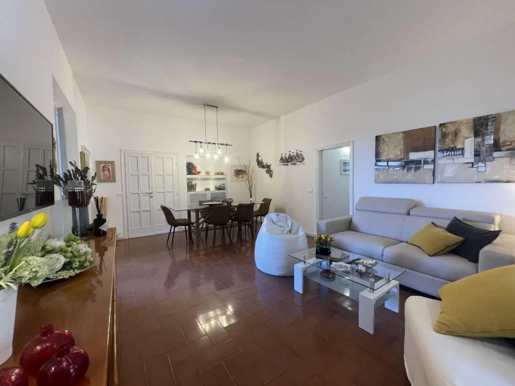 Apartment o the ground floor in villa with big garden, mt. 30 far from the sea. 3 bedrooms. Parking.-AS 11
