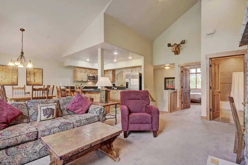 Soaring Ceilings + Mins To Gondola/apres-ski - 2br Sleeps 6 2 Bedroom Townhouse by RedAwning