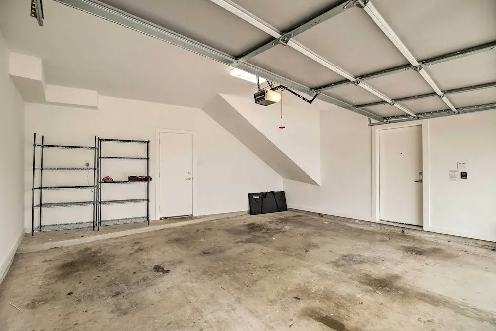 Downtown Houston Townhome w/ Balcony + Yard!