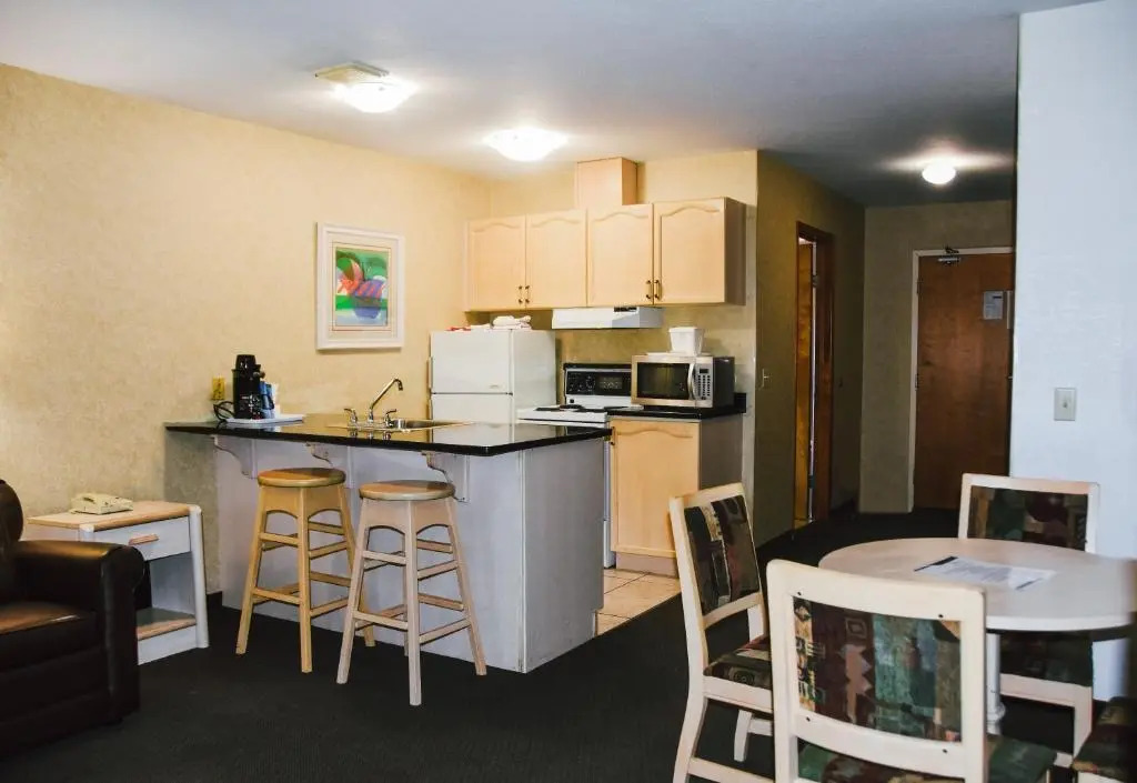 Stony Plain Inn & Suites