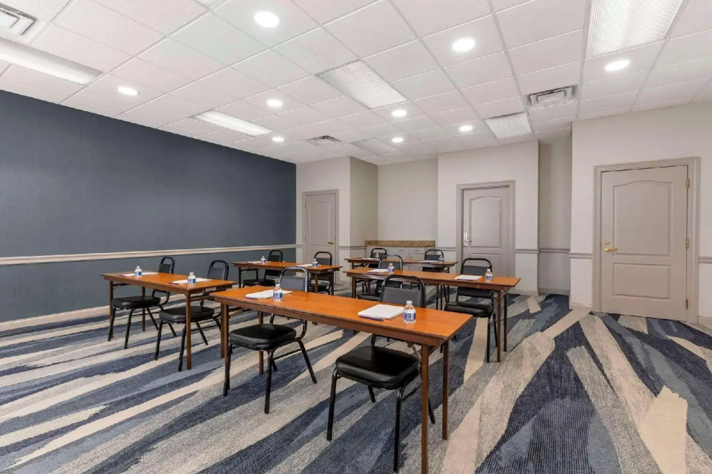 Comfort Inn & Suites Cuyahoga Falls - Akron