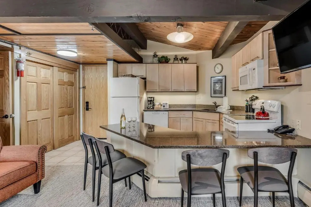 Laurelwood Condominiums Studio Premier Unit 308