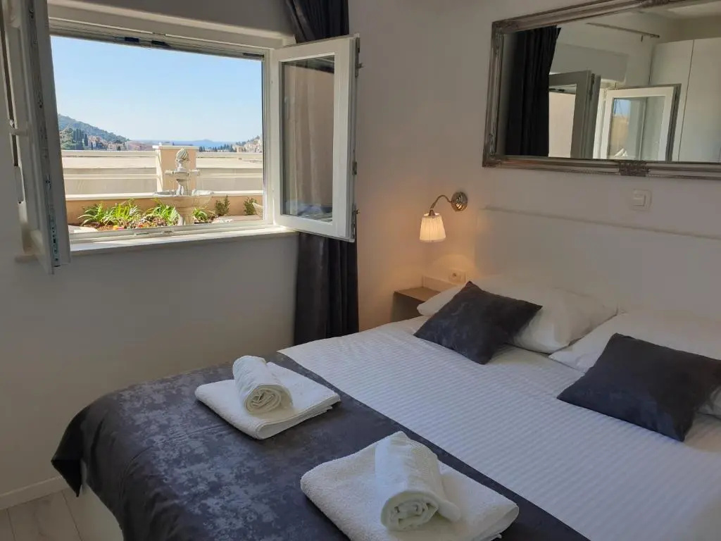 S & V Deluxe Apartments