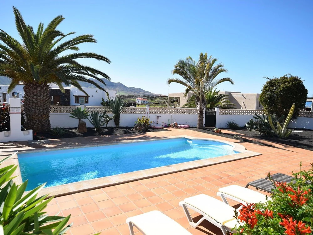 Spacious villa with good location in the north, just 15 min from the beach
