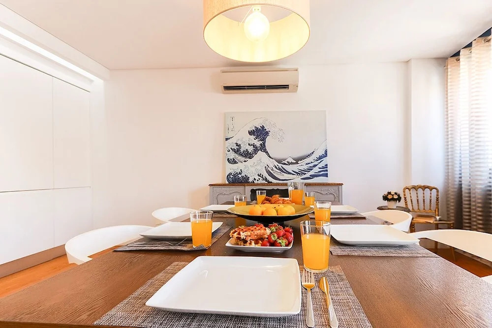 JOIVY Bold & classy 2BR home w/balcony in Baixa, moments from shopping streets
