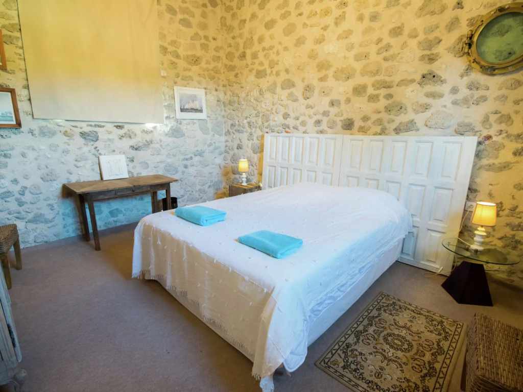 Mansion in Fargues with Pool and Garden