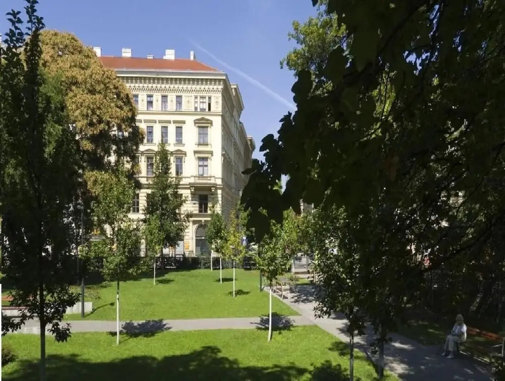 Apartment Rudolfspark Check in 15h to 22h Only