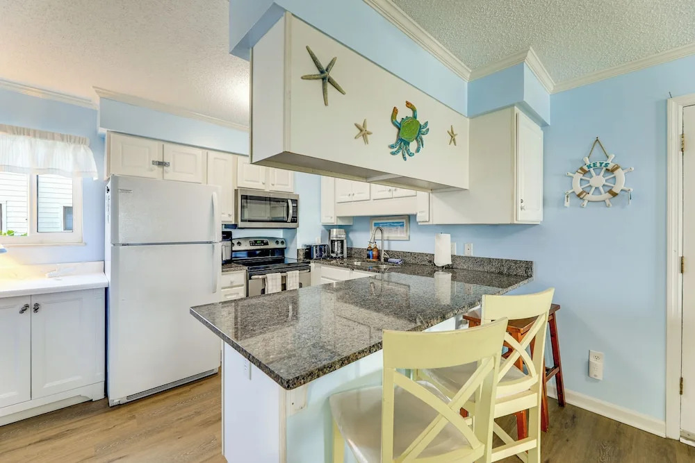 Emerald Isle Resort-style Condo: Walk to Beaches!