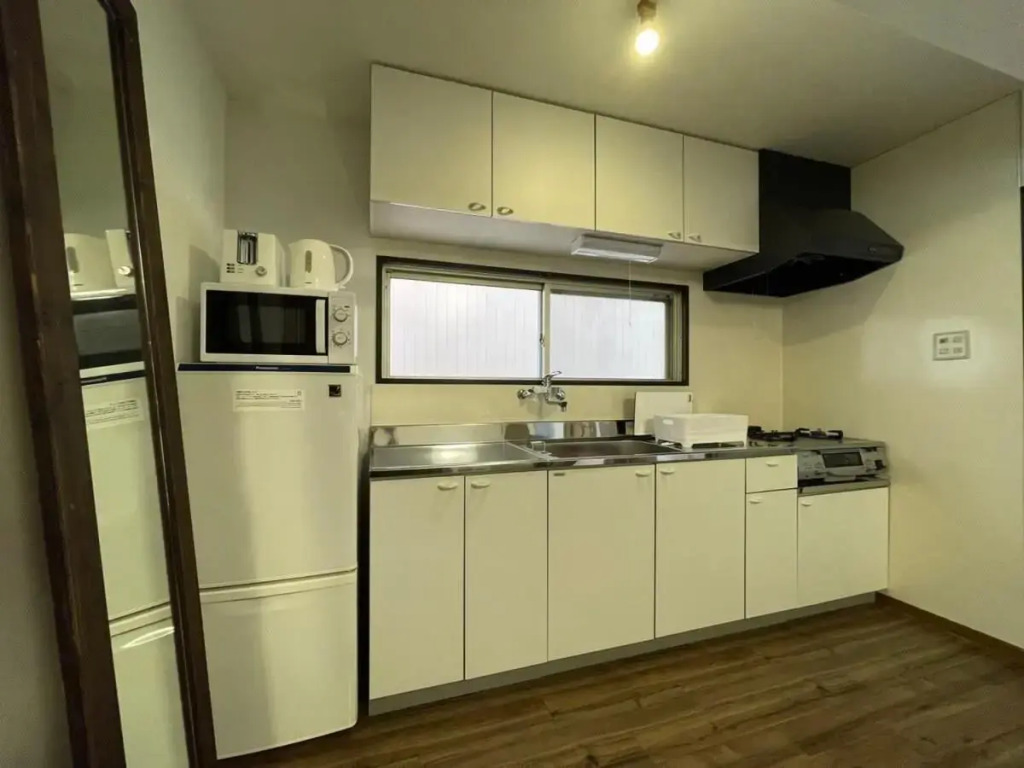 2BR good for 6PPL overlooking Peace Park with WIFI!