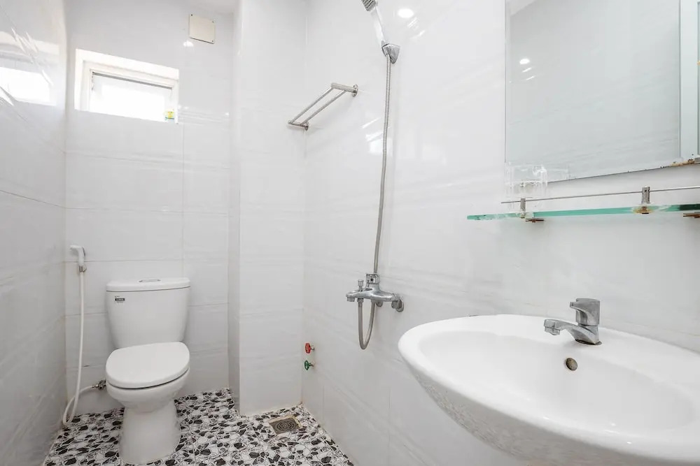 Hoang Truong Hotel by OYO Rooms