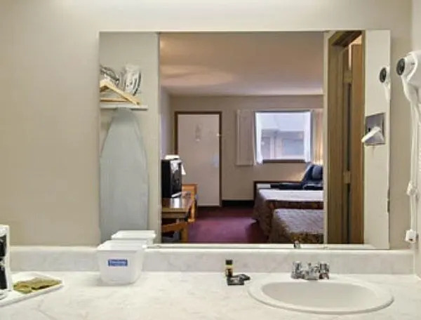 Royal Inn & Suites