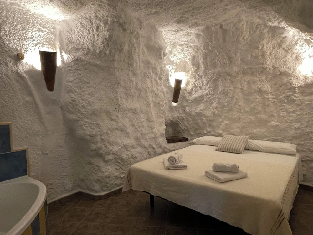 Cuevas El Atochal Orígenes