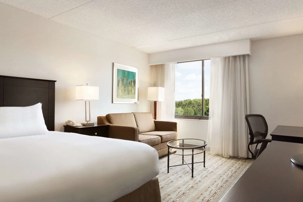 DoubleTree by Hilton Bradley International Airport
