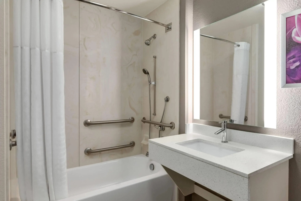 La Quinta by Wyndham Arlington North 6 Flags Dr