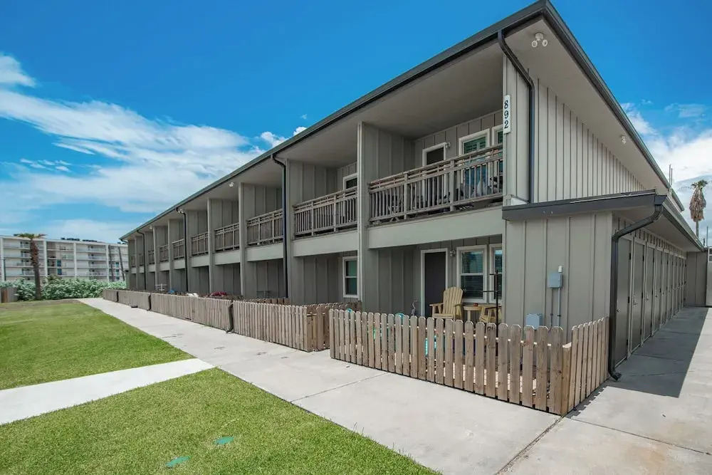 Sunrise Villas 101 - BOARDWALK TO THE BEACH