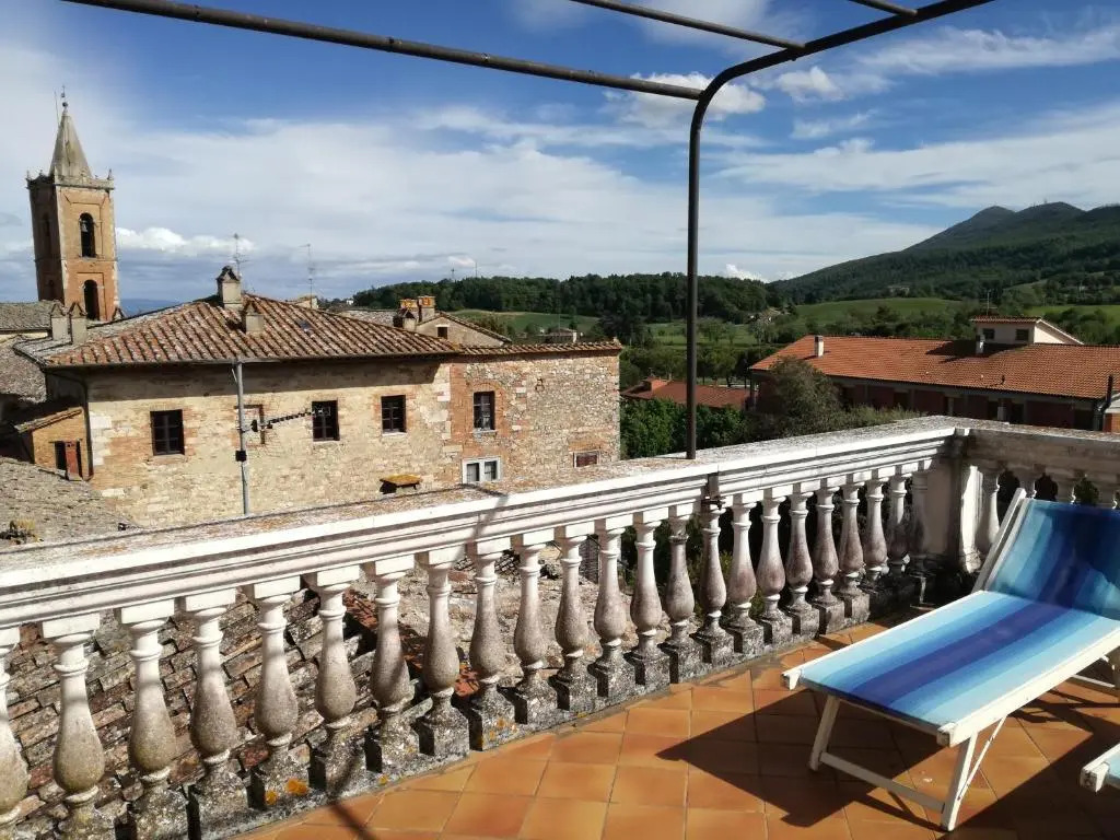 Mansarda con solarium panoramico su centro storico di Sarteano vicino alle famose terme della Val d'Orcia