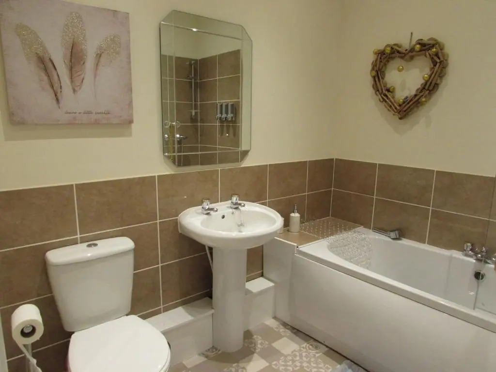 Apartment 5 - two bedroom luxury apartment close to town, mainline rail & theatre stylish and comfortable
