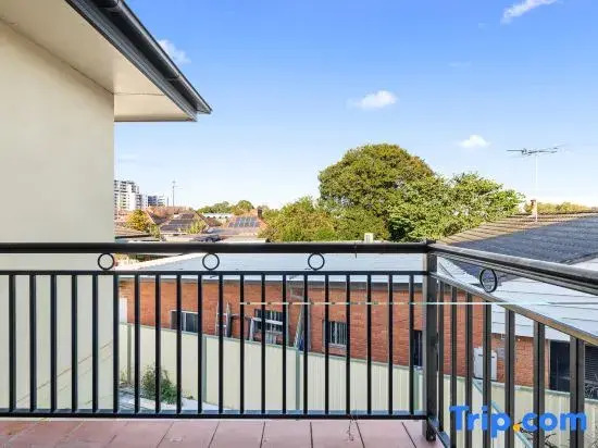 Well-Located Single Room in Auburn - Near Station and Shops - Shared Bathroom