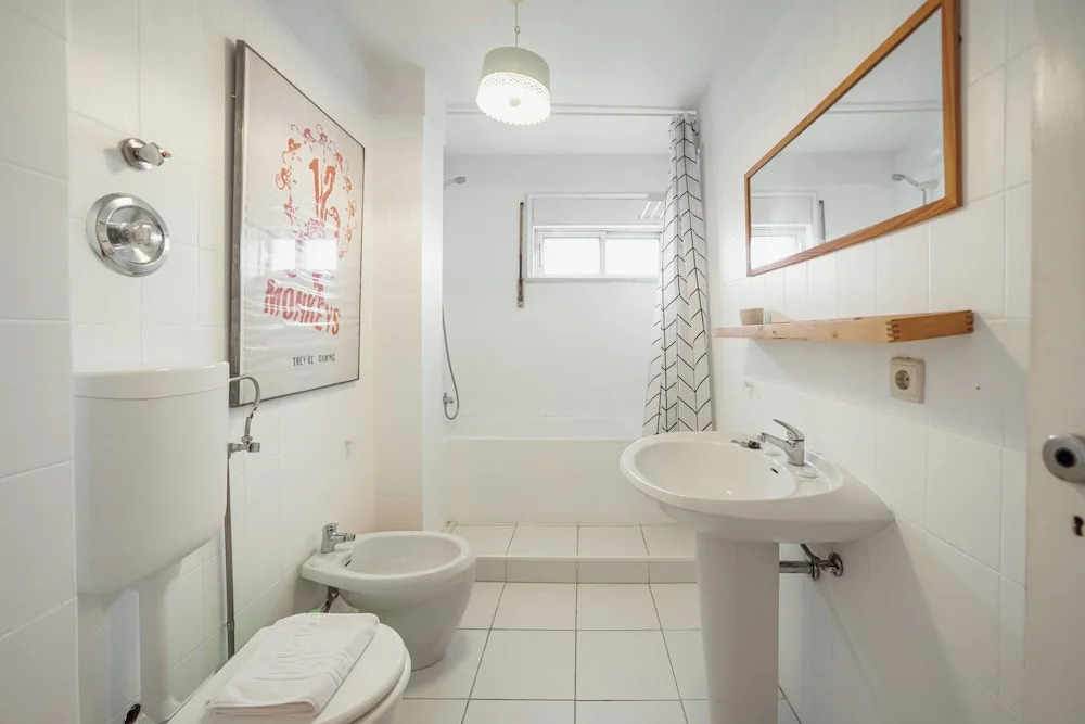 HostWise - Modern & Bright Studio
