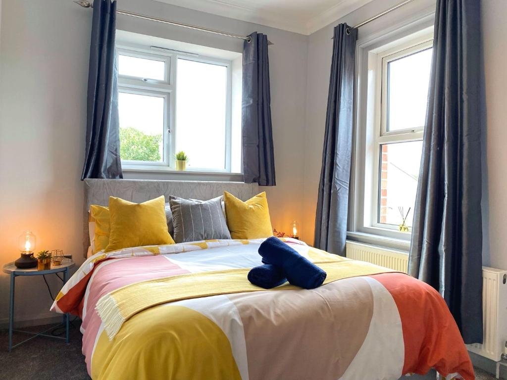 Beautiful Large 4 bedroom House - 5 Minute Walk to the Best Beach! - Great Location - Garden - Parking - Fast WiFi - Smart TV - Newly decorated - sleeps up to 10! Close to Bournemouth & Poole & Sandbanks