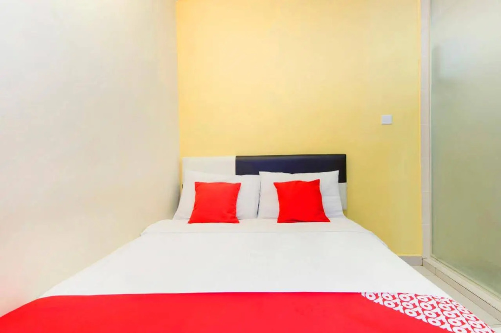 OYO 220 Hotel Sri Maluri