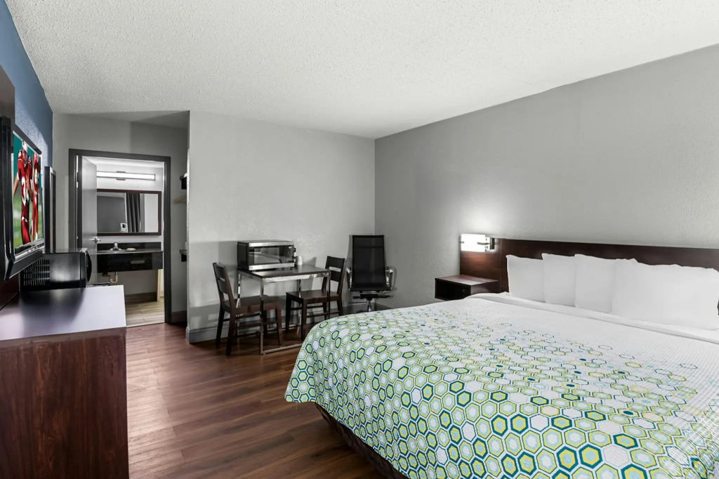 HomeTowne Studios by Red Roof Richmond - Airport Sandston