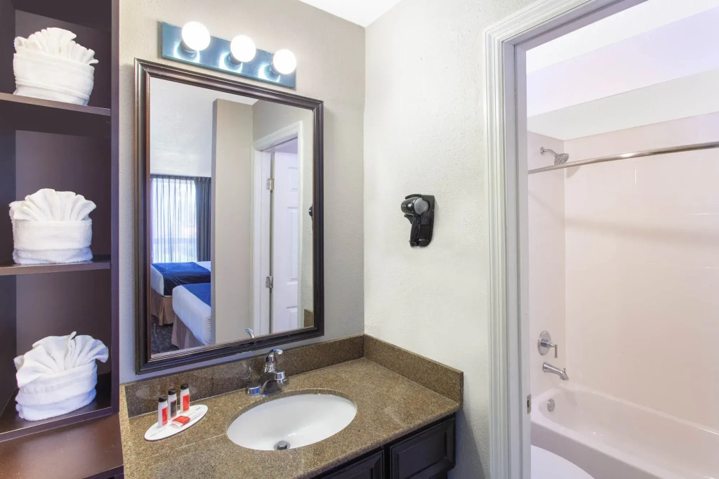 Grand Hotel Orlando at Universal Blvd - Shuttle to Theme Parks