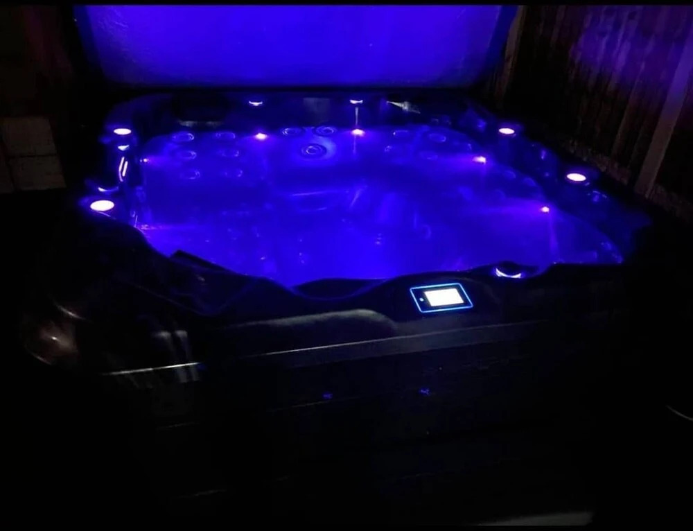 Private Hot Tub, Sauna, Ice Bath Gym Apartment