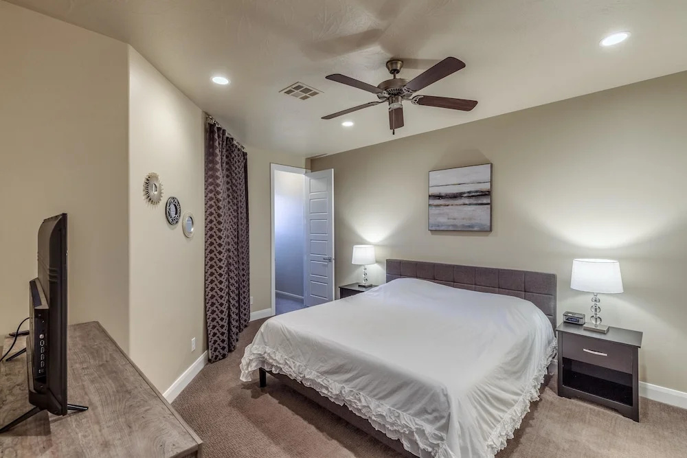 Sunny Ledgeview Retreat