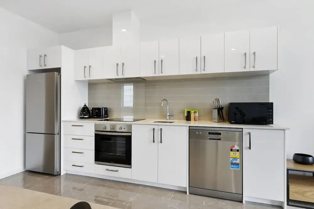 Newly refurbished penthouse apartment w carpark!
