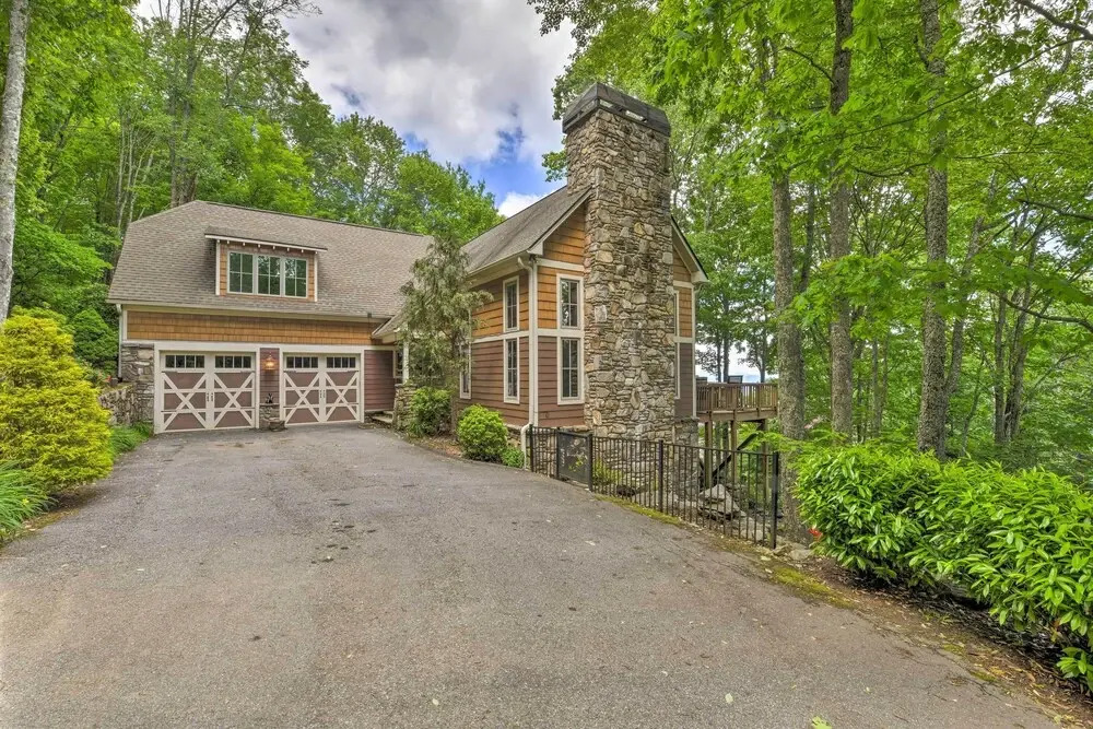 Luxe Lodge Near Smoky Mountains: Views & Hot Tub!