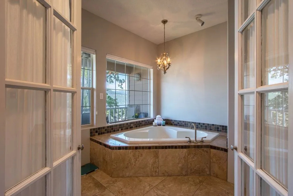 Gorge View 365 4 Bedroom Home by RedAwning