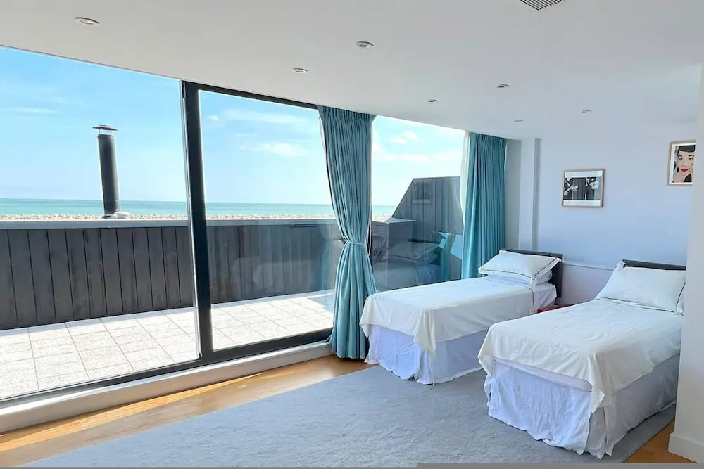 Beachfront Penthouse 4 Bedroom in Hythe