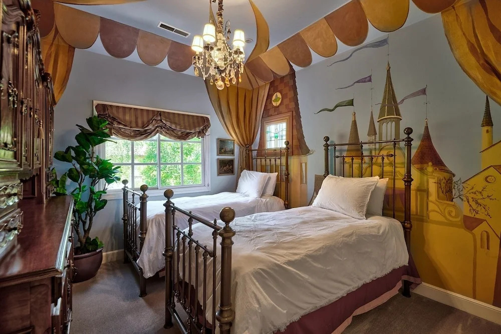 Spacious & Welcoming Close To Stanford & Tech 4 Bedroom Home by RedAwning